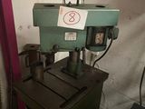 une machine posée sur une table dans une pièce