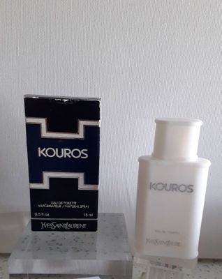 un flacon de Kouros à côté d'une boîte de parfum