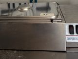 une image d'une friteuse commerciale dans une cuisine commerciale