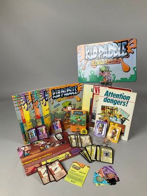 le contenu d'un jeu de société est présenté sur une table