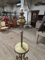 Guéridon tripode formant lampadaire en laiton. (photo 4)