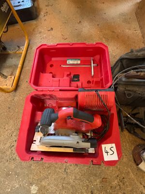une boîte à outils rouge avec des outils sur le sol