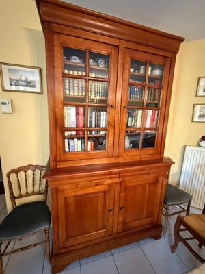 Meuble bibliothèque et son contenu