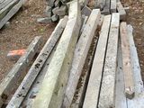un tas de bois posé par terre à côté d'un tas de bûches