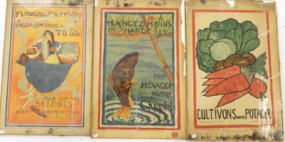trois affiches publicitaires anciennes représentant des légumes et du poisson, alignées les unes à côté des autres
