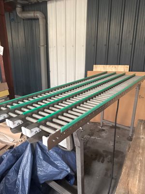 une image représentant un tapis roulant dans un entrepôt rempli de cartons