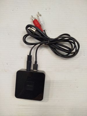 un chargeur noir auquel est attaché un cordon rouge