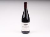 une bouteille de vin posée sur une table