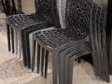 quatre chaises en plastique posées devant un comptoir