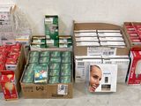 Plusieurs paquets de cigarettes, des cigarettes et d'autres objets sont par terre