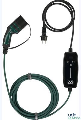 une image représentant un chargeur électrique auquel est raccordé un cordon d'alimentation