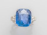une bague en saphir bleu et diamant