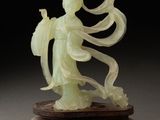 Figurine chinoise en jade sculpté représentant une femme tenant un éventail