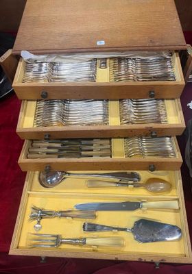 beaucoup d'argenterie dans une boîte en bois posée sur une table
