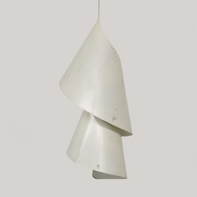 une image représentant une lampe blanche suspendue au plafond