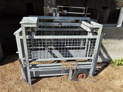 une cage dans laquelle se trouve un petit animal