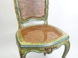 une image représentant une chaise avec une assise en osier sur fond blanc