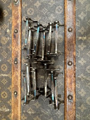 de nombreuses vis fixées dans un cadre en bois