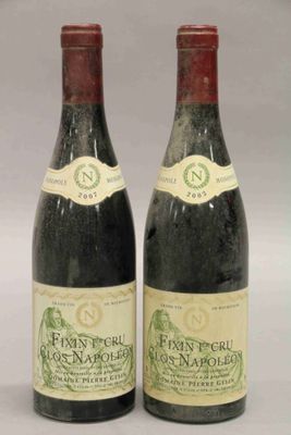 deux bouteilles de vin posées l'une à côté de l'autre sur une table