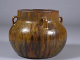 vase marron avec des anses et des poignées sur fond gris