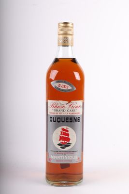 l'image d'une bouteille d'alcool posée sur une table