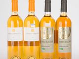 trois bouteilles de vin sont alignées sur une surface blanche