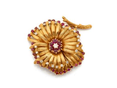 broche en forme de fleur en or et rubis, ornée d'un pompon