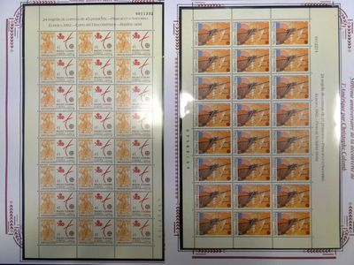 deux pages de timbres sur lesquelles figurent un oiseau et des fleurs