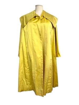 un imperméable jaune sur un mannequin, un mannequin, un mannequin, un mannequin, un mannequin, un mannequin, un mannequin, un mannequin, un mannequin