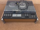 une table basse avec des télécommandes et une chaîne hi-fi