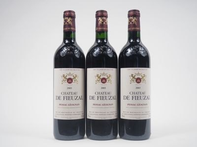 trois bouteilles de vin rouge posées l'une à côté de l'autre sur une surface blanche