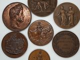 six types différents de pièces de bronze sur un fond blanc