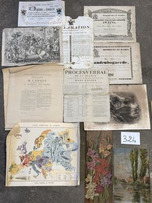 Plusieurs vieux livres et magazines sont par terre.