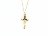 un pendentif en forme de croix en or, suspendu à une chaîne, sur fond blanc