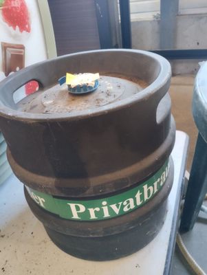 un fût de bière posé sur une table