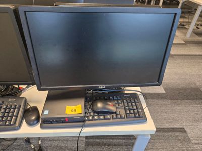 deux écrans d'ordinateur et un clavier sur un bureau
