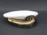 casquette d'officier de la marine avec des rayures dorées et blanches sur fond noir