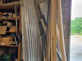 Plusieurs morceaux de bois sont empilés dans un garage