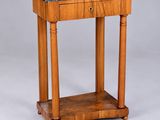 une petite table avec un plateau en marbre et des pieds en bois