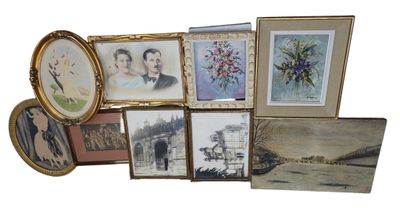 beaucoup de photos accrochées au mur