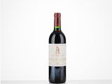une bouteille de vin posée sur une table