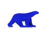 une sculpture bleue représentant un ours polaire sur une surface blanche