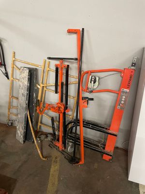 many different types of tools in this garage