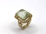 l'image d'une bague en or contenant une pierre verte