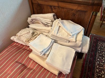 Important ensemble de linges et textiles anciens comprenant draps, nap - Photo 1