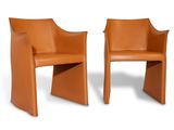 paire de fauteuils en cuir orange aux accoudoirs incurvés