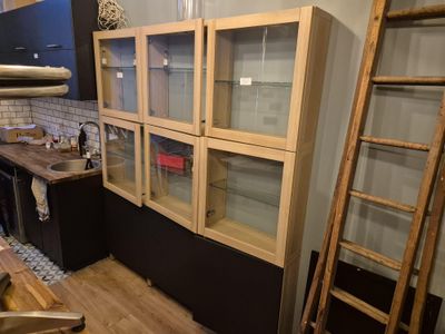 une échelle appuyée contre le mur, à côté d'une armoire
