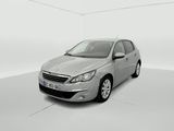 La voiture argentée est garée dans une pièce blanche au sol blanc.