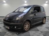 la photo d'une petite voiture noire garée dans un garage