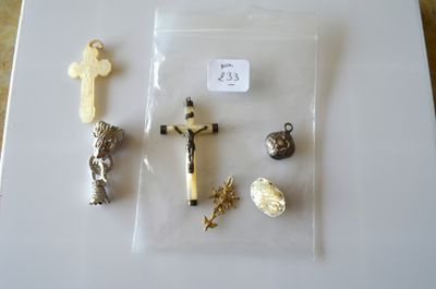 Un lot divers : croix en nacre, broches, pendentifs et autre…